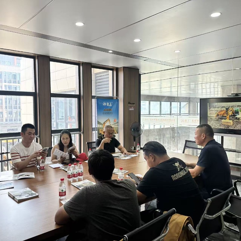 Delegasi ahli perkeretaapian Thailand mengunjungi dan memeriksa pengoperasian mesin pemotong rel kereta api yang efisien