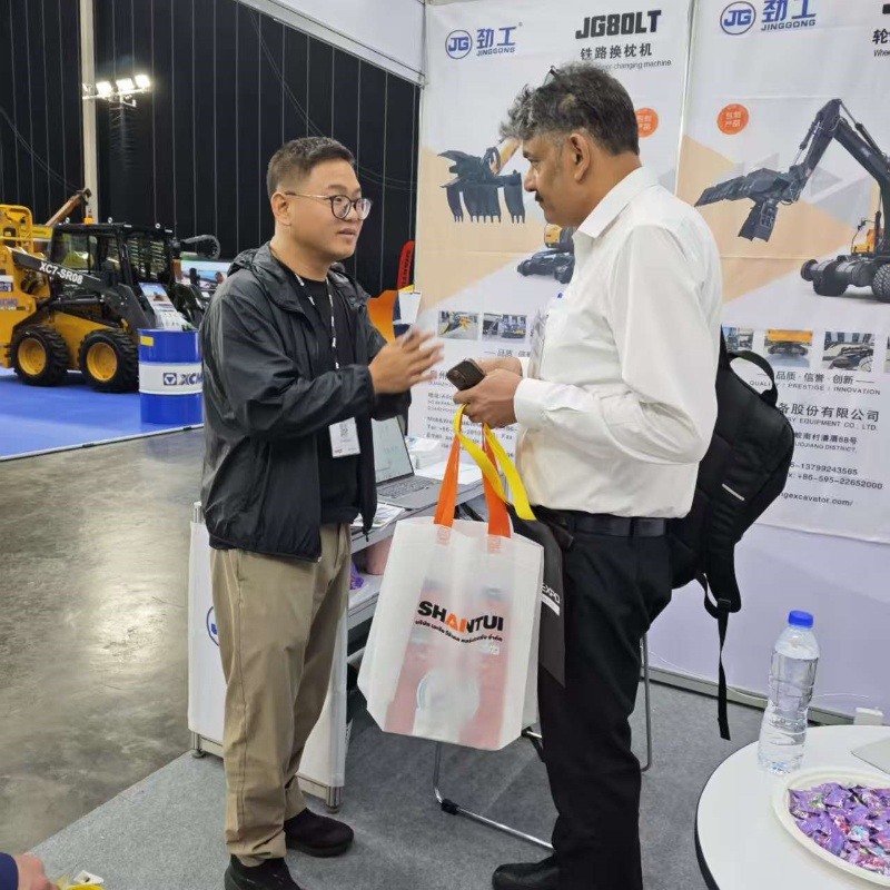 Ekskavator Jinggong Bersinar di Pameran Teknologi Konstruksi dan Pertambangan Internasional Thailand: Ekskavator Kereta Api Menarik Perhatian Global