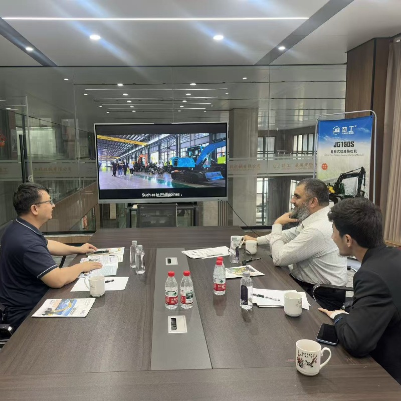 Qatar customers visit jinggong excavator factory