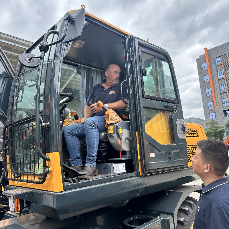 Delegasi pelanggan terkemuka Afrika Selatan mengunjungi Perusahaan Ekskavator Kereta Api Jinggong: Memperdalam kerja sama internasional dan mendukung pembangunan kereta api global.