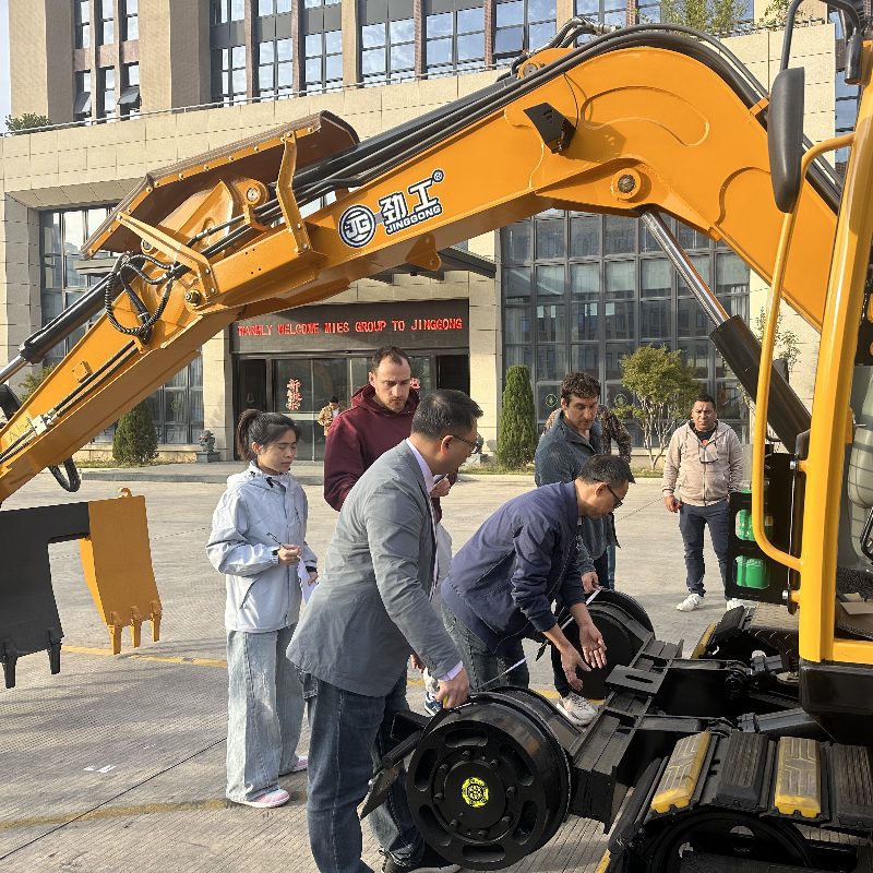Delegasi perkeretaapian Chili mengunjungi Jinggong Railway Machinery Co., Ltd. untuk memperdalam kerja sama di pasar Amerika Selatan.