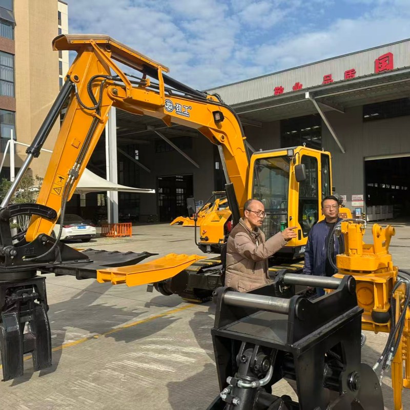 A customer from Guangzhou visited Jinggong Railway Excavator Company, aiming to explore new opportunities for international market expansion