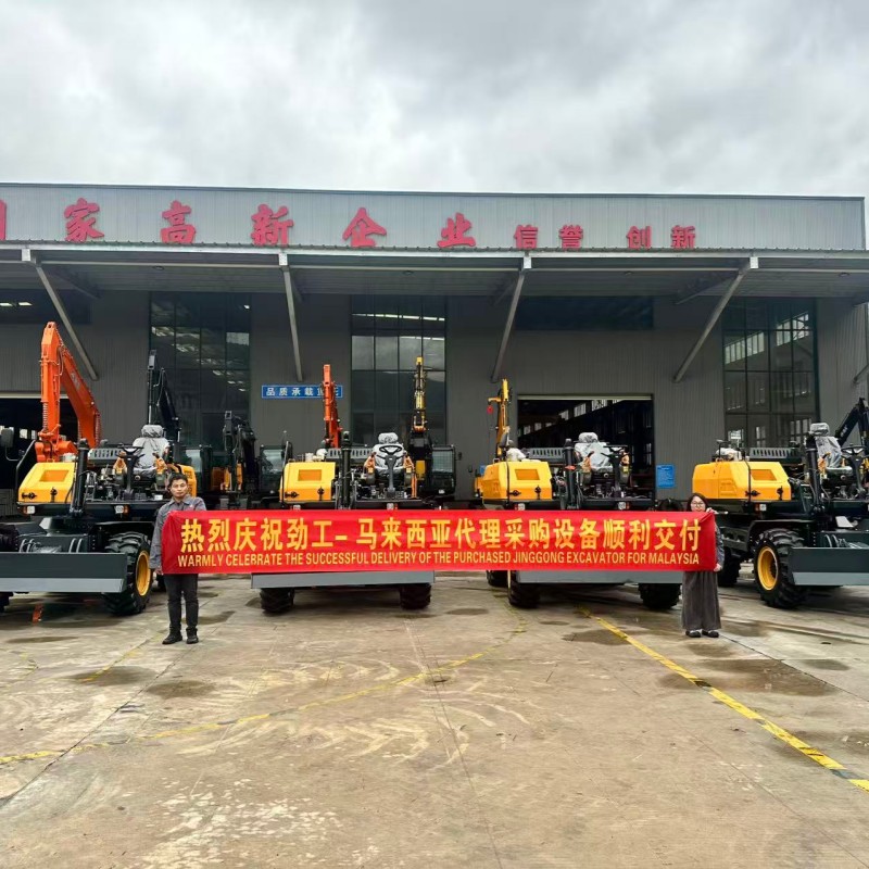 Empat ekskavator rel kereta api telah berhasil dikirim ke pelanggan di Malaysia.