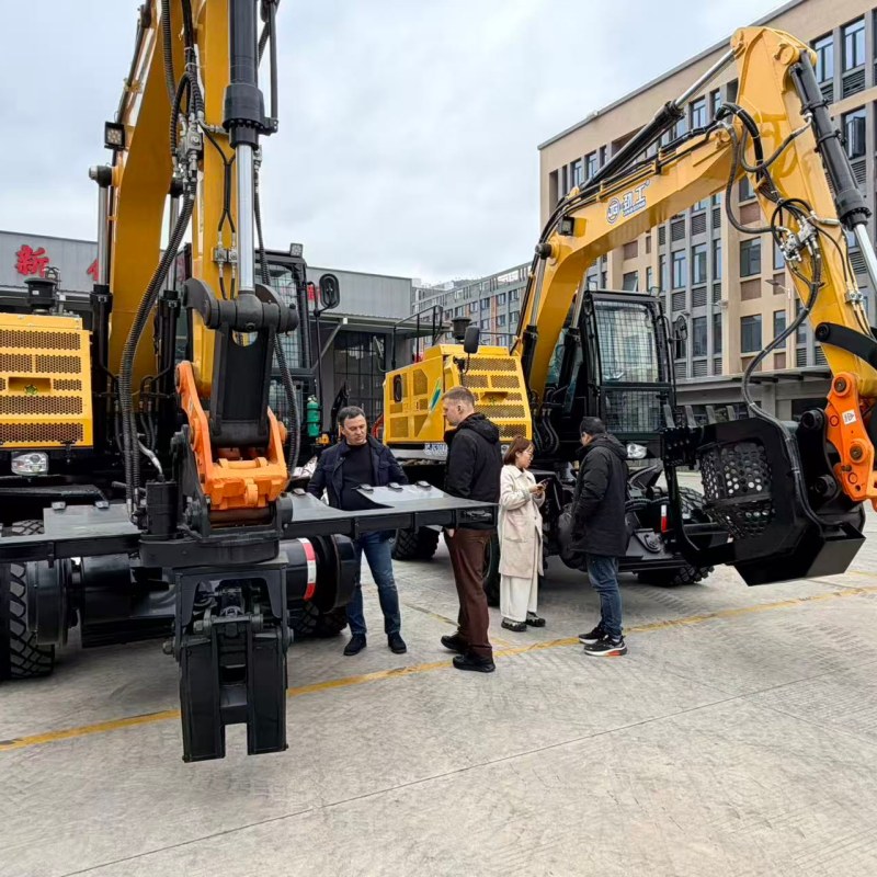 Pelanggan Rusia mengunjungi Perusahaan Ekskavator Jinggong untuk memeriksa peralatan ekskavator kereta api.