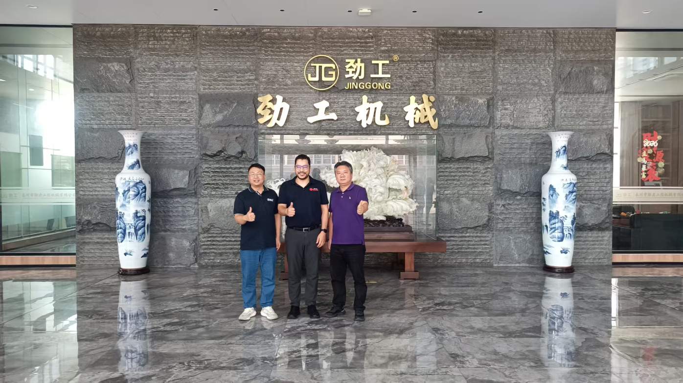 Brazilian Client Yuri Visits Quanzhou JINGGONG Machinery for In-depth Negotiations on Excavator Cooperation