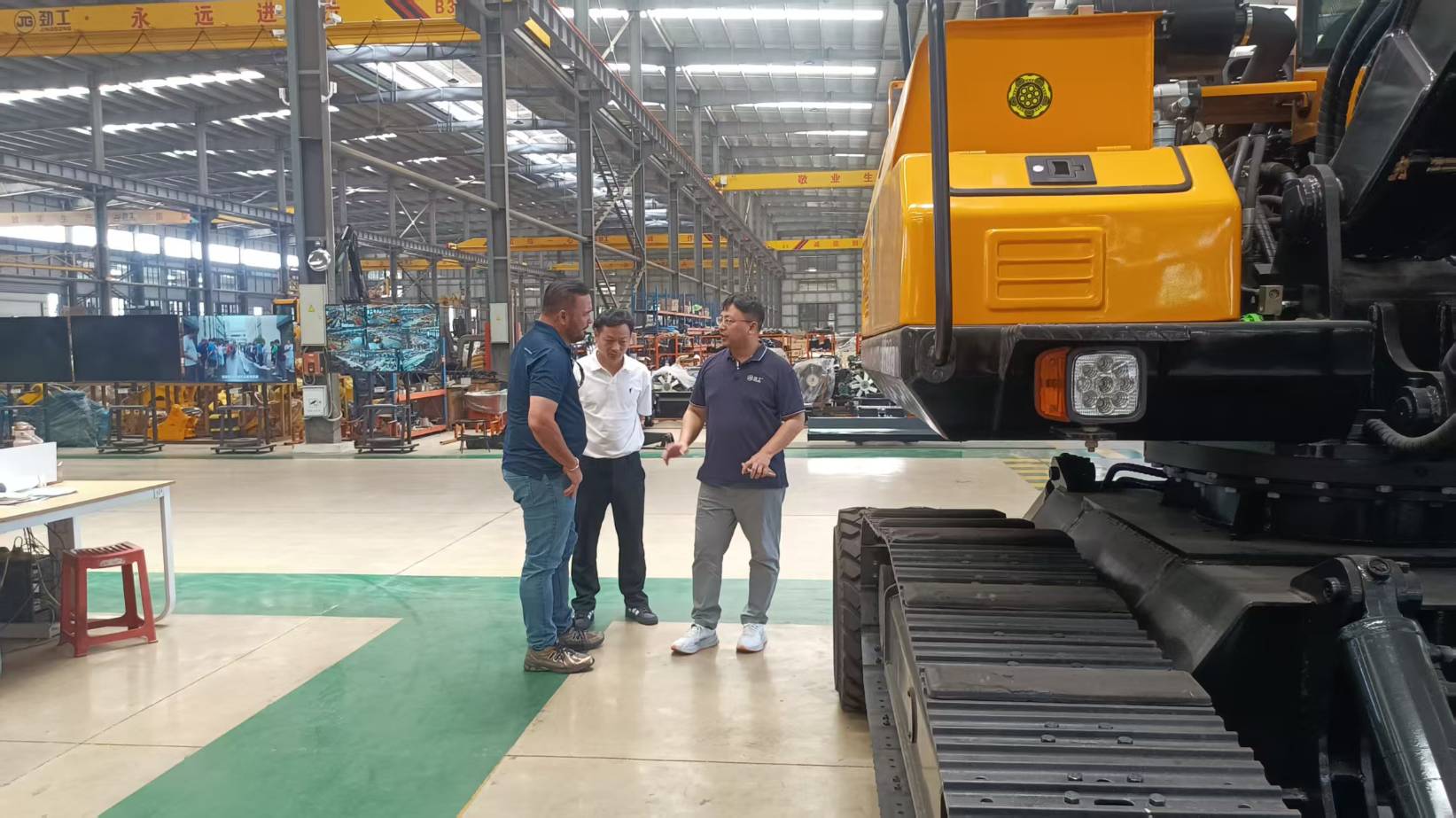 US Client Visits Quanzhou JINGGONG Machinery Equipment Co., Ltd for Factory Tour & Excavator Business Negotiation