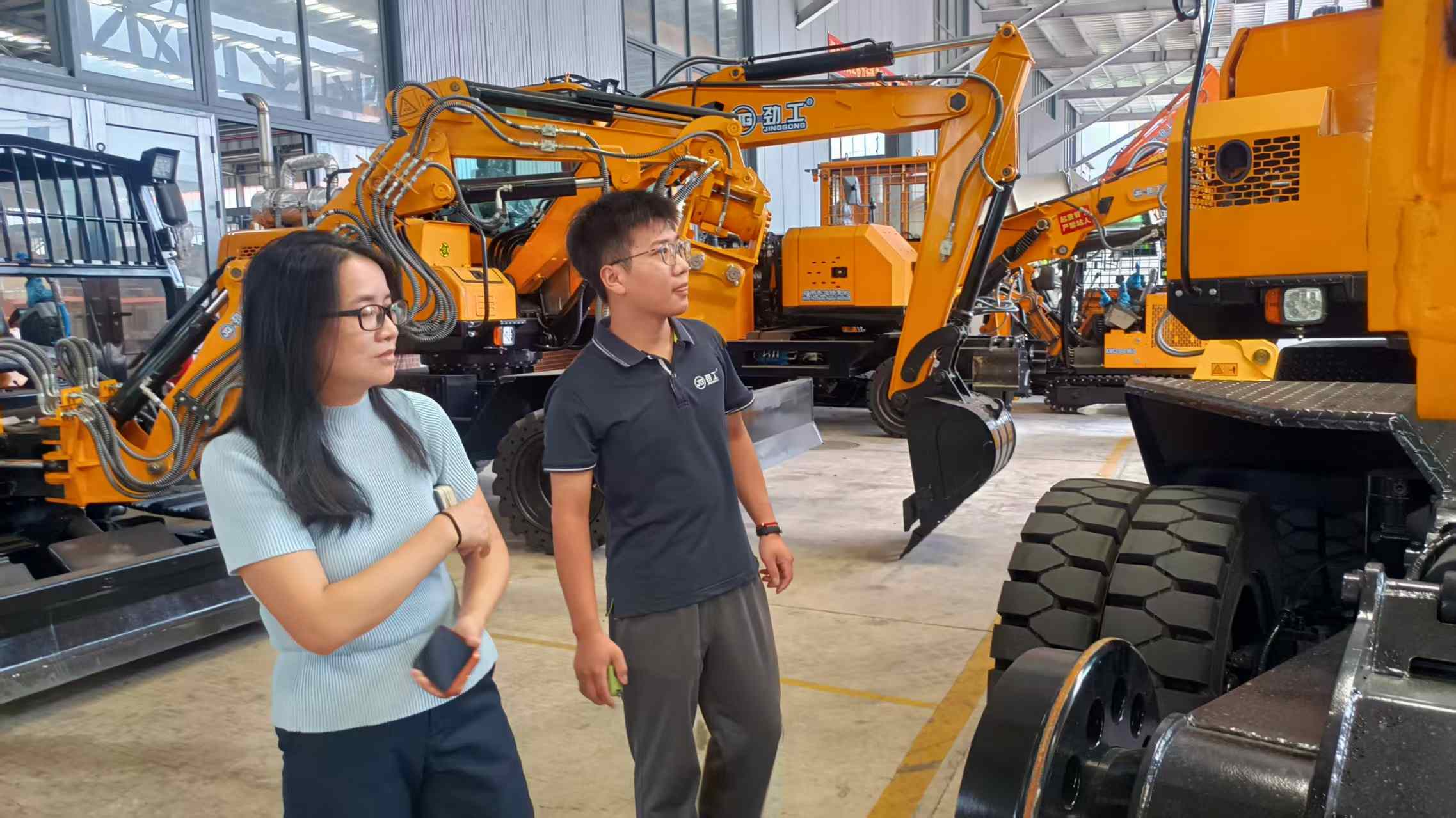 Klien Rusia Mengunjungi Pabrik Mesin Quanzhou JINGGONG untuk Inspeksi Mesin di Lokasi dan Diskusi Teknis Ekskavator Pertambangan