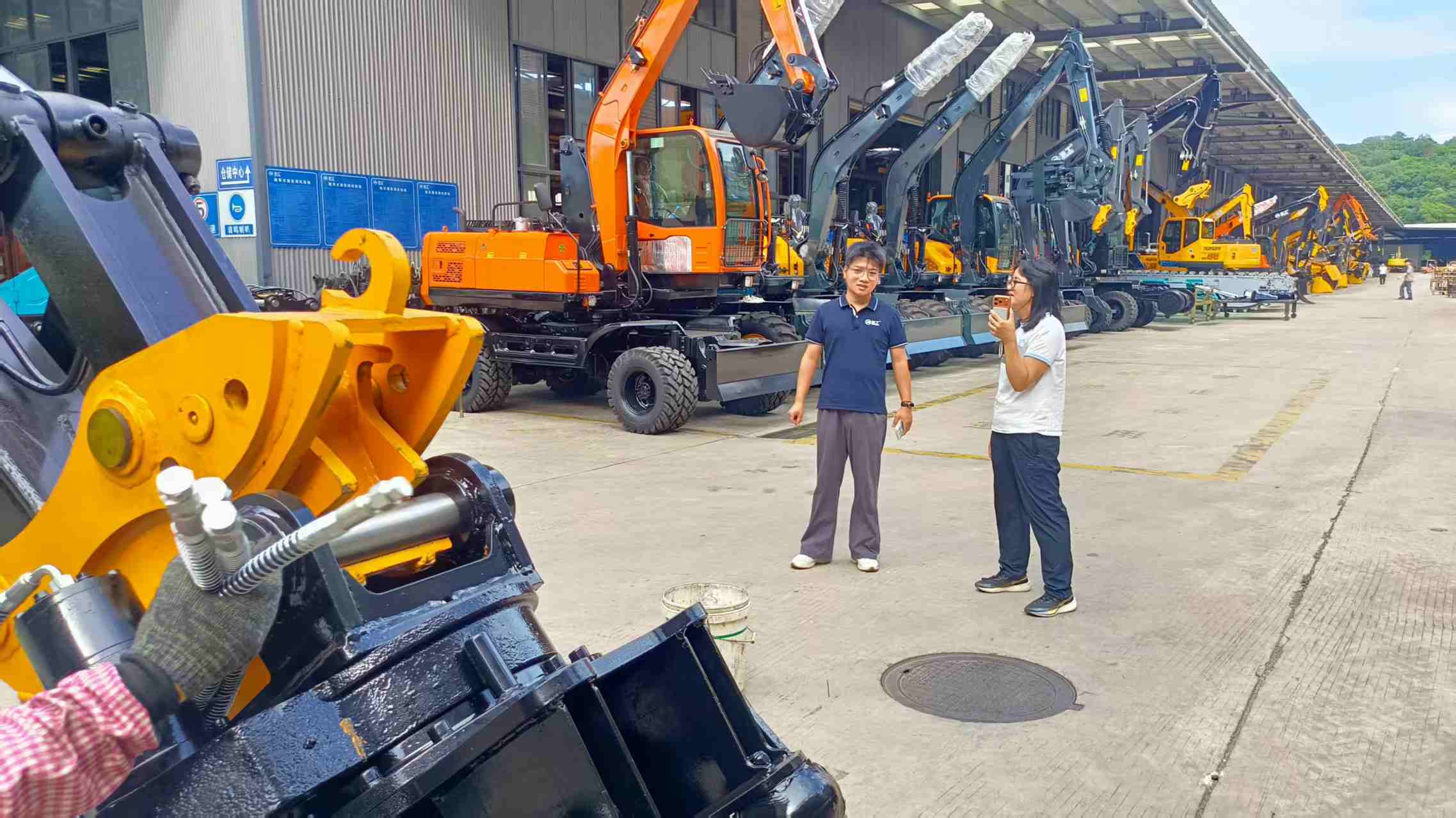 Second Factory Visit: Russian Partner Inspects Customized JG150S Wheeled Excavator from JINGGONG